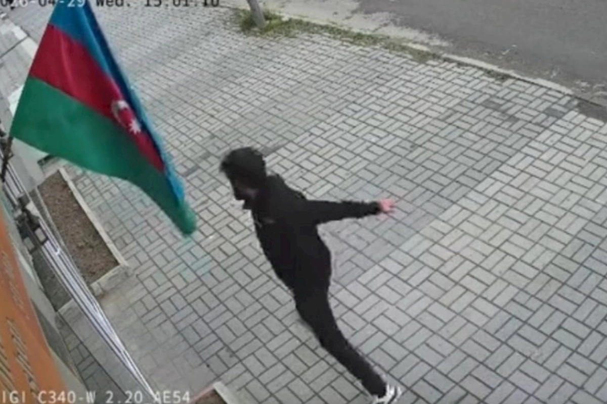 Bayrağa hörmətsizlik edən şəxslə bağlı araşdırma başladı — VİDEO