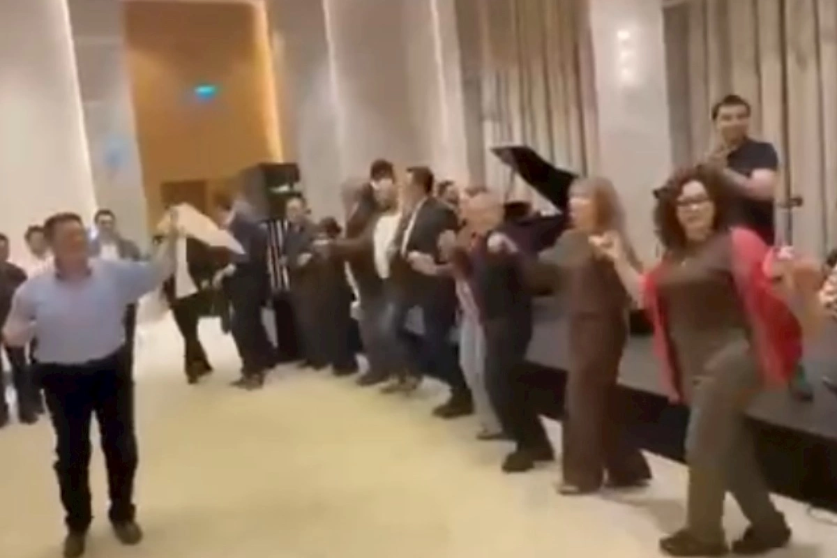 Xarici diplomatlar Şuşada yallı getdilər — VİDEO