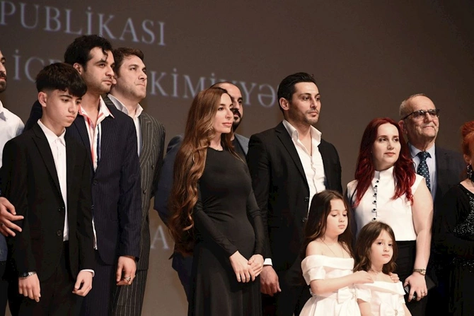 Prezidentin qızı və gəlini “Tağıyev: Məktəb” filminin təqdimatında — FOTOLAR Prezidentin qızı və gəlini “Tağıyev: Məktəb” filminin təqdimatında — FOTOLAR