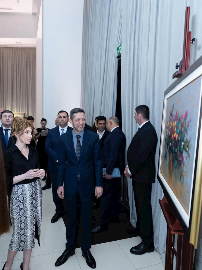 Prezidentin gəlini sərgidən paylaşım etdi — FOTOLAR Prezidentin gəlini sərgidən paylaşım etdi — FOTOLAR
