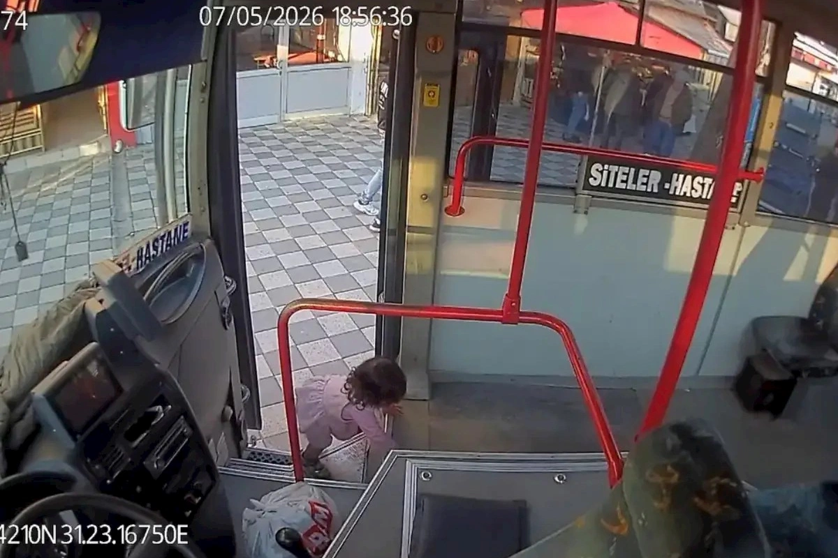2 yaşlı qız təkbaşına iməkləyərək avtobusa mindi, sürücü saatlar sonra bildi — VİDEO