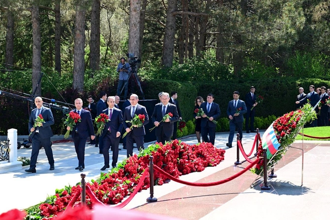 Mədəniyyət Nazirliyinin kollektivi Ümummilli Liderin məzarını ziyarət etdi — FOTOLAR Mədəniyyət Nazirliyinin kollektivi Ümummilli Liderin məzarını ziyarət etdi — FOTOLAR