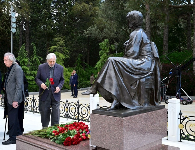 Mədəniyyət xadimləri və mədəniyyət naziri Fəxri xiyabanda Ulu Öndərin məzarını ziyarət etdi — FOTOLAR