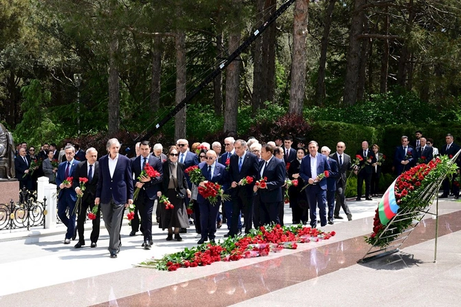 Mədəniyyət xadimləri və mədəniyyət naziri Fəxri xiyabanda Ulu Öndərin məzarını ziyarət etdi — FOTOLAR
