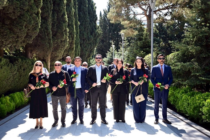 Mədəniyyət Nazirliyinin kollektivi Ümummilli Liderin məzarını ziyarət etdi — FOTOLAR Mədəniyyət Nazirliyinin kollektivi Ümummilli Liderin məzarını ziyarət etdi — FOTOLAR