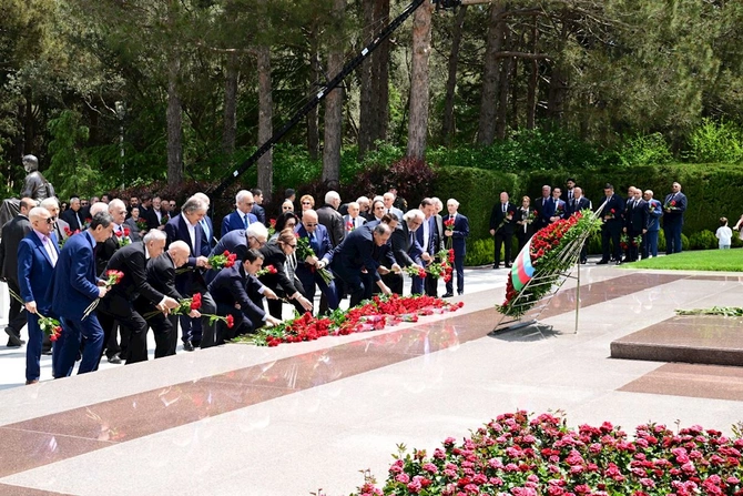 Mədəniyyət xadimləri və mədəniyyət naziri Fəxri xiyabanda Ulu Öndərin məzarını ziyarət etdi — FOTOLAR