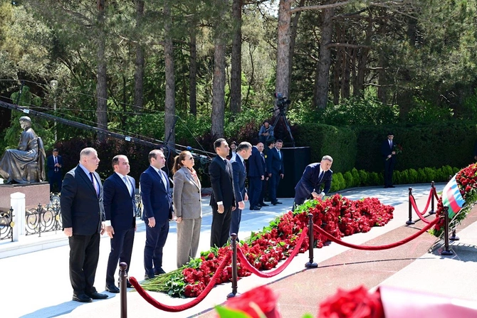 Mədəniyyət Nazirliyinin kollektivi Ümummilli Liderin məzarını ziyarət etdi — FOTOLAR Mədəniyyət Nazirliyinin kollektivi Ümummilli Liderin məzarını ziyarət etdi — FOTOLAR