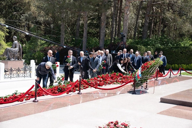 Ekologiya və Təbii Sərvətlər Nazirliyinin kollektivi Ulu Öndər Heydər Əliyevin əziz xatirəsini yad etdi — FOTOLAR