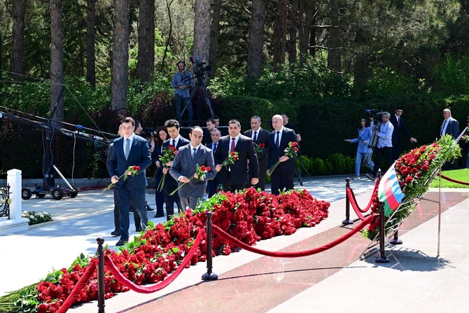 Mədəniyyət Nazirliyinin kollektivi Ümummilli Liderin məzarını ziyarət etdi — FOTOLAR Mədəniyyət Nazirliyinin kollektivi Ümummilli Liderin məzarını ziyarət etdi — FOTOLAR