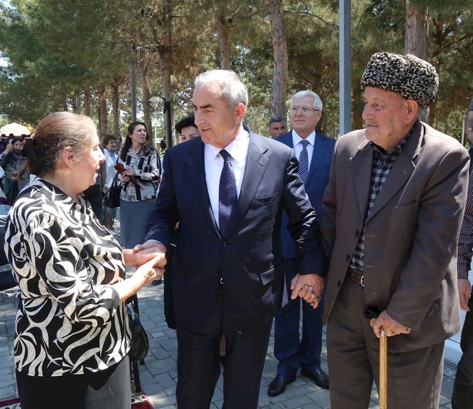 Hacıqabulda Ümummilli Lider Heydər Əliyevin anadan olmasının 103-cü ildönümünə həsr olunmuş konsert proqramı keçirildi — FOTOLAR Hacıqabulda Ümummilli Lider Heydər Əliyevin anadan olmasının 103-cü ildönümünə həsr olunmuş konsert proqramı keçirildi — FOTOLAR