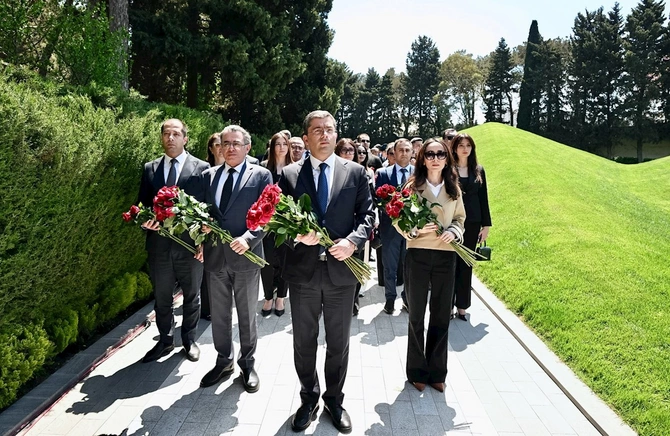 Medianın İnkişafı Agentliyinin kollektivi Fəxri xiyabanı ziyarət etdi — FOTOLAR Medianın İnkişafı Agentliyinin kollektivi Fəxri xiyabanı ziyarət etdi — FOTOLAR