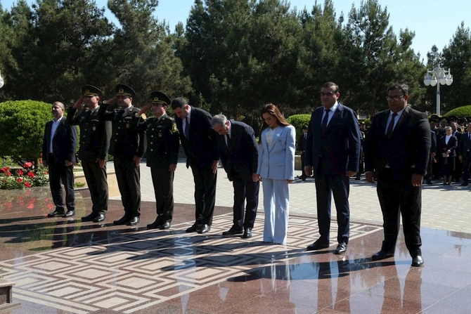 Hacıqabulda Ümummilli Lider Heydər Əliyevin anadan olmasının 103-cü ildönümünə həsr olunmuş konsert proqramı keçirildi — FOTOLAR Hacıqabulda Ümummilli Lider Heydər Əliyevin anadan olmasının 103-cü ildönümünə həsr olunmuş konsert proqramı keçirildi — FOTOLAR