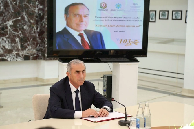 Hacıqabulda Ümummilli Lider Heydər Əliyevin anadan olmasının 103-cü ildönümünə həsr olunmuş konsert proqramı keçirildi — FOTOLAR Hacıqabulda Ümummilli Lider Heydər Əliyevin anadan olmasının 103-cü ildönümünə həsr olunmuş konsert proqramı keçirildi — FOTOLAR