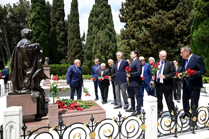 Mədəniyyət xadimləri və mədəniyyət naziri Fəxri xiyabanda Ulu Öndərin məzarını ziyarət etdi — FOTOLAR