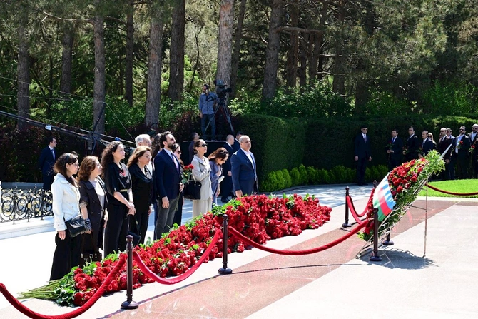 Mədəniyyət Nazirliyinin kollektivi Ümummilli Liderin məzarını ziyarət etdi — FOTOLAR Mədəniyyət Nazirliyinin kollektivi Ümummilli Liderin məzarını ziyarət etdi — FOTOLAR