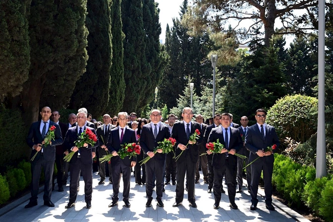 Mədəniyyət Nazirliyinin kollektivi Ümummilli Liderin məzarını ziyarət etdi — FOTOLAR Mədəniyyət Nazirliyinin kollektivi Ümummilli Liderin məzarını ziyarət etdi — FOTOLAR