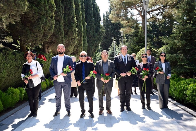 Mədəniyyət Nazirliyinin kollektivi Ümummilli Liderin məzarını ziyarət etdi — FOTOLAR Mədəniyyət Nazirliyinin kollektivi Ümummilli Liderin məzarını ziyarət etdi — FOTOLAR