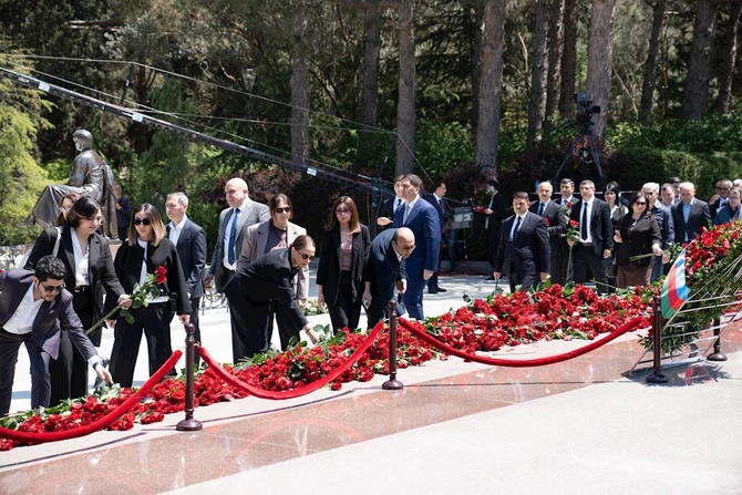 Ekologiya və Təbii Sərvətlər Nazirliyinin kollektivi Ulu Öndər Heydər Əliyevin əziz xatirəsini yad etdi — FOTOLAR