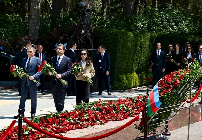 Medianın İnkişafı Agentliyinin kollektivi Fəxri xiyabanı ziyarət etdi — FOTOLAR Medianın İnkişafı Agentliyinin kollektivi Fəxri xiyabanı ziyarət etdi — FOTOLAR