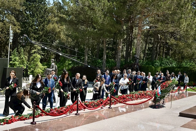 Medianın İnkişafı Agentliyinin kollektivi Fəxri xiyabanı ziyarət etdi — FOTOLAR Medianın İnkişafı Agentliyinin kollektivi Fəxri xiyabanı ziyarət etdi — FOTOLAR