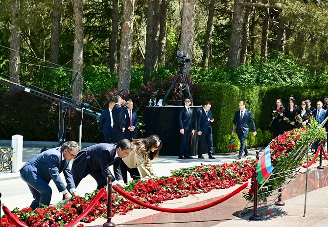 Medianın İnkişafı Agentliyinin kollektivi Fəxri xiyabanı ziyarət etdi — FOTOLAR Medianın İnkişafı Agentliyinin kollektivi Fəxri xiyabanı ziyarət etdi — FOTOLAR