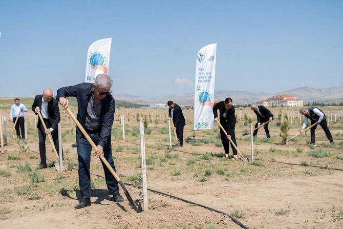 Ekologiya və Təbii Sərvətlər Nazirliyinin kollektivi Ulu Öndər Heydər Əliyevin əziz xatirəsini yad etdi — FOTOLAR
