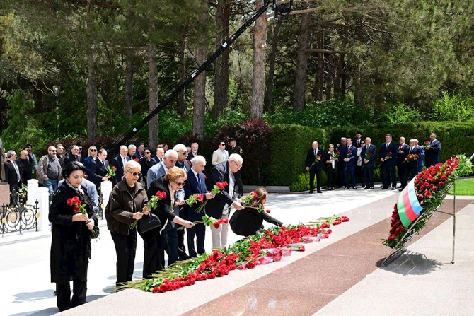 Mədəniyyət xadimləri və mədəniyyət naziri Fəxri xiyabanda Ulu Öndərin məzarını ziyarət etdi — FOTOLAR