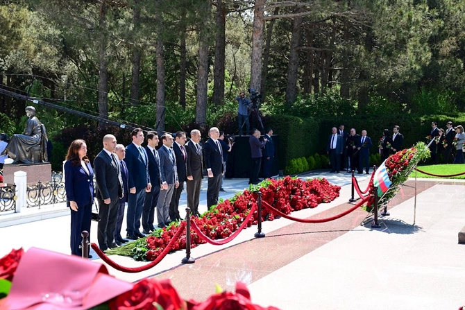 Mədəniyyət Nazirliyinin kollektivi Ümummilli Liderin məzarını ziyarət etdi — FOTOLAR Mədəniyyət Nazirliyinin kollektivi Ümummilli Liderin məzarını ziyarət etdi — FOTOLAR