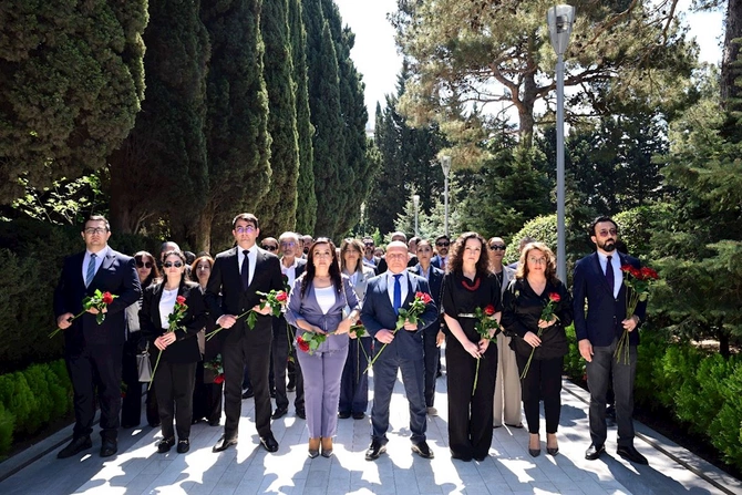 Mədəniyyət Nazirliyinin kollektivi Ümummilli Liderin məzarını ziyarət etdi — FOTOLAR Mədəniyyət Nazirliyinin kollektivi Ümummilli Liderin məzarını ziyarət etdi — FOTOLAR