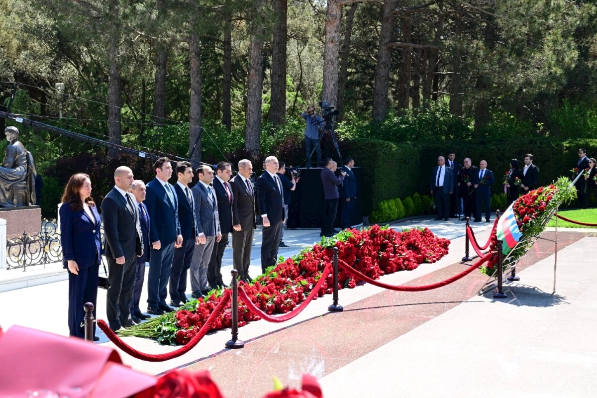 Mədəniyyət Nazirliyinin kollektivi Ümummilli Liderin məzarını ziyarət etdi — FOTOLAR