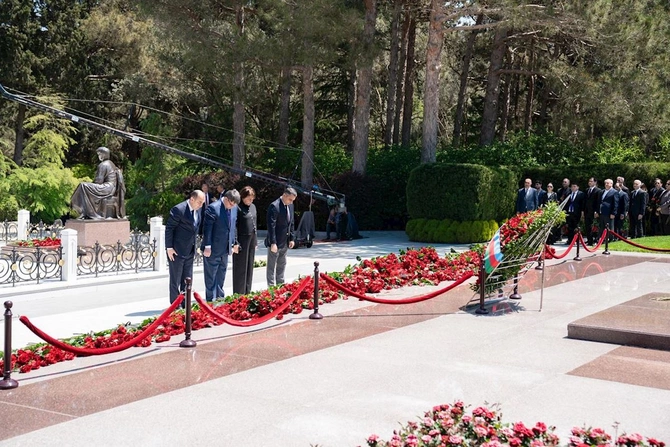Ekologiya və Təbii Sərvətlər Nazirliyinin kollektivi Ulu Öndər Heydər Əliyevin əziz xatirəsini yad etdi — FOTOLAR
