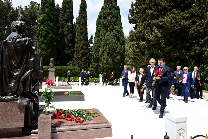 Mədəniyyət xadimləri və mədəniyyət naziri Fəxri xiyabanda Ulu Öndərin məzarını ziyarət etdi — FOTOLAR