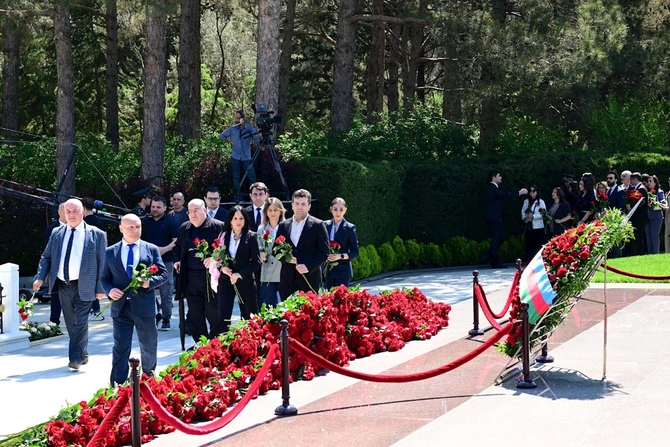 Mədəniyyət Nazirliyinin kollektivi Ümummilli Liderin məzarını ziyarət etdi — FOTOLAR Mədəniyyət Nazirliyinin kollektivi Ümummilli Liderin məzarını ziyarət etdi — FOTOLAR