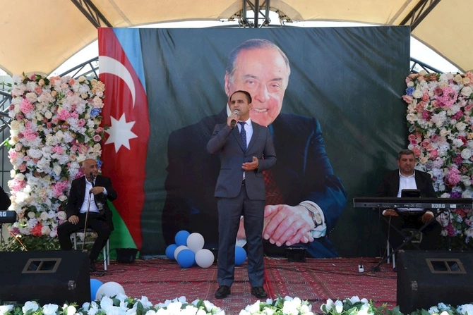 Hacıqabulda Ümummilli Lider Heydər Əliyevin anadan olmasının 103-cü ildönümünə həsr olunmuş konsert proqramı keçirildi — FOTOLAR Hacıqabulda Ümummilli Lider Heydər Əliyevin anadan olmasının 103-cü ildönümünə həsr olunmuş konsert proqramı keçirildi — FOTOLAR