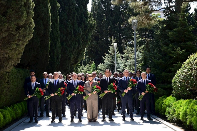 Mədəniyyət Nazirliyinin kollektivi Ümummilli Liderin məzarını ziyarət etdi — FOTOLAR Mədəniyyət Nazirliyinin kollektivi Ümummilli Liderin məzarını ziyarət etdi — FOTOLAR