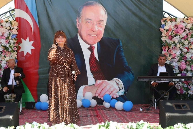Hacıqabulda Ümummilli Lider Heydər Əliyevin anadan olmasının 103-cü ildönümünə həsr olunmuş konsert proqramı keçirildi — FOTOLAR Hacıqabulda Ümummilli Lider Heydər Əliyevin anadan olmasının 103-cü ildönümünə həsr olunmuş konsert proqramı keçirildi — FOTOLAR