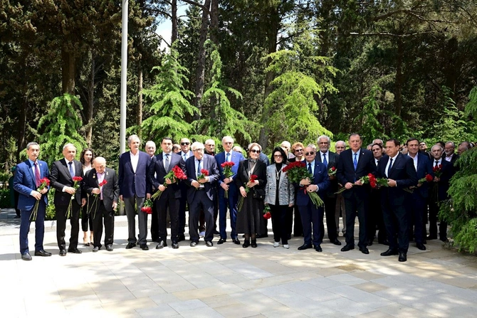Mədəniyyət xadimləri və mədəniyyət naziri Fəxri xiyabanda Ulu Öndərin məzarını ziyarət etdi — FOTOLAR