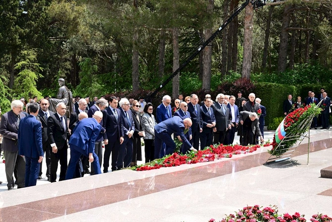 Mədəniyyət xadimləri və mədəniyyət naziri Fəxri xiyabanda Ulu Öndərin məzarını ziyarət etdi — FOTOLAR