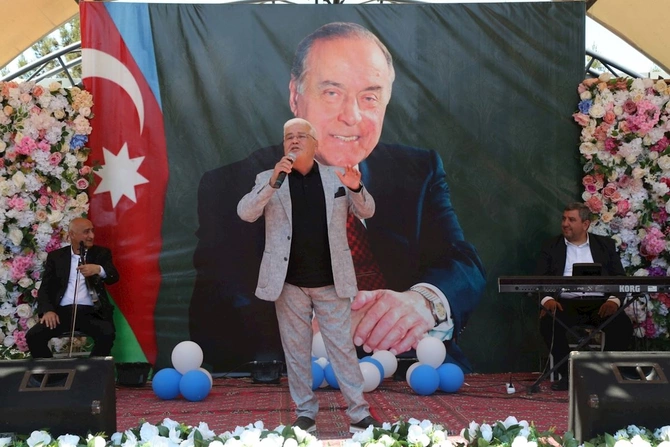 Hacıqabulda Ümummilli Lider Heydər Əliyevin anadan olmasının 103-cü ildönümünə həsr olunmuş konsert proqramı keçirildi — FOTOLAR Hacıqabulda Ümummilli Lider Heydər Əliyevin anadan olmasının 103-cü ildönümünə həsr olunmuş konsert proqramı keçirildi — FOTOLAR