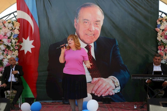 Hacıqabulda Ümummilli Lider Heydər Əliyevin anadan olmasının 103-cü ildönümünə həsr olunmuş konsert proqramı keçirildi — FOTOLAR Hacıqabulda Ümummilli Lider Heydər Əliyevin anadan olmasının 103-cü ildönümünə həsr olunmuş konsert proqramı keçirildi — FOTOLAR