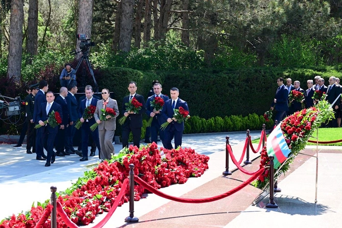 Mədəniyyət Nazirliyinin kollektivi Ümummilli Liderin məzarını ziyarət etdi — FOTOLAR Mədəniyyət Nazirliyinin kollektivi Ümummilli Liderin məzarını ziyarət etdi — FOTOLAR