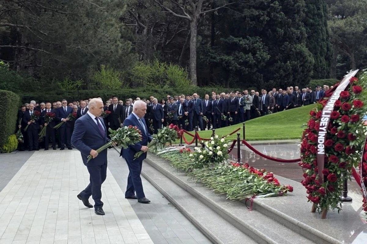 “AzərEnerji” və “Azərişıq” kollektivləri Ulu Öndərin məzarını ziyarət ediblər — FOTOLAR