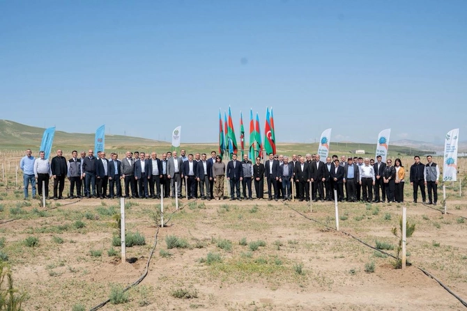 Ekologiya və Təbii Sərvətlər Nazirliyinin kollektivi Ulu Öndər Heydər Əliyevin əziz xatirəsini yad etdi — FOTOLAR