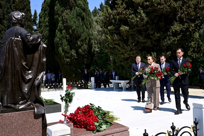 Mədəniyyət Nazirliyinin kollektivi Ümummilli Liderin məzarını ziyarət etdi — FOTOLAR Mədəniyyət Nazirliyinin kollektivi Ümummilli Liderin məzarını ziyarət etdi — FOTOLAR