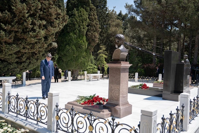 Ekologiya və Təbii Sərvətlər Nazirliyinin kollektivi Ulu Öndər Heydər Əliyevin əziz xatirəsini yad etdi — FOTOLAR