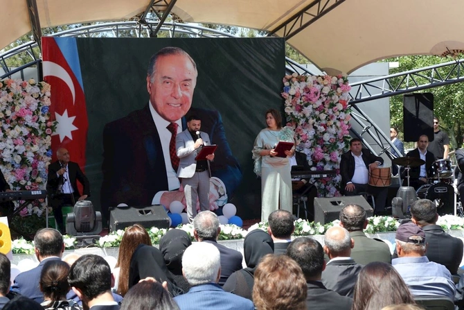 Hacıqabulda Ümummilli Lider Heydər Əliyevin anadan olmasının 103-cü ildönümünə həsr olunmuş konsert proqramı keçirildi — FOTOLAR Hacıqabulda Ümummilli Lider Heydər Əliyevin anadan olmasının 103-cü ildönümünə həsr olunmuş konsert proqramı keçirildi — FOTOLAR