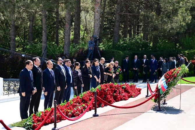 Mədəniyyət Nazirliyinin kollektivi Ümummilli Liderin məzarını ziyarət etdi — FOTOLAR Mədəniyyət Nazirliyinin kollektivi Ümummilli Liderin məzarını ziyarət etdi — FOTOLAR