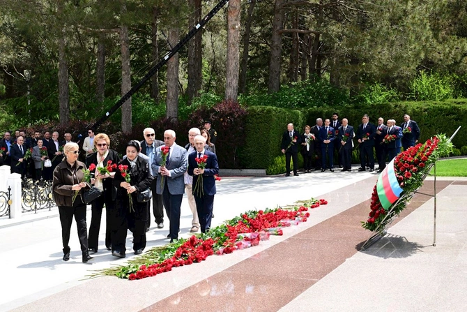 Mədəniyyət xadimləri və mədəniyyət naziri Fəxri xiyabanda Ulu Öndərin məzarını ziyarət etdi — FOTOLAR