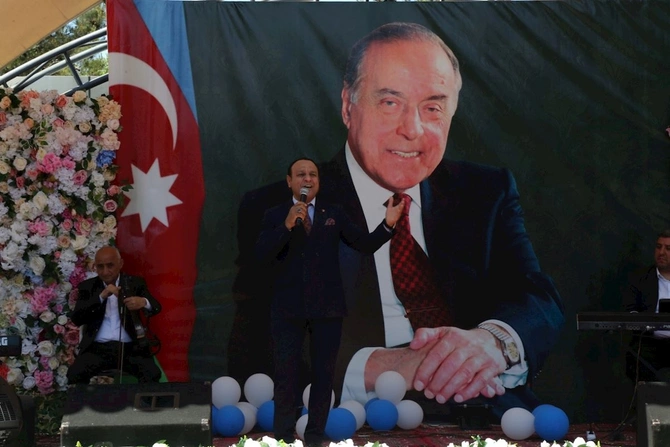 Hacıqabulda Ümummilli Lider Heydər Əliyevin anadan olmasının 103-cü ildönümünə həsr olunmuş konsert proqramı keçirildi — FOTOLAR Hacıqabulda Ümummilli Lider Heydər Əliyevin anadan olmasının 103-cü ildönümünə həsr olunmuş konsert proqramı keçirildi — FOTOLAR