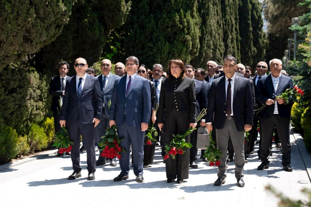 Ekologiya və Təbii Sərvətlər Nazirliyinin kollektivi Ulu Öndər Heydər Əliyevin əziz xatirəsini yad etdi — FOTOLAR